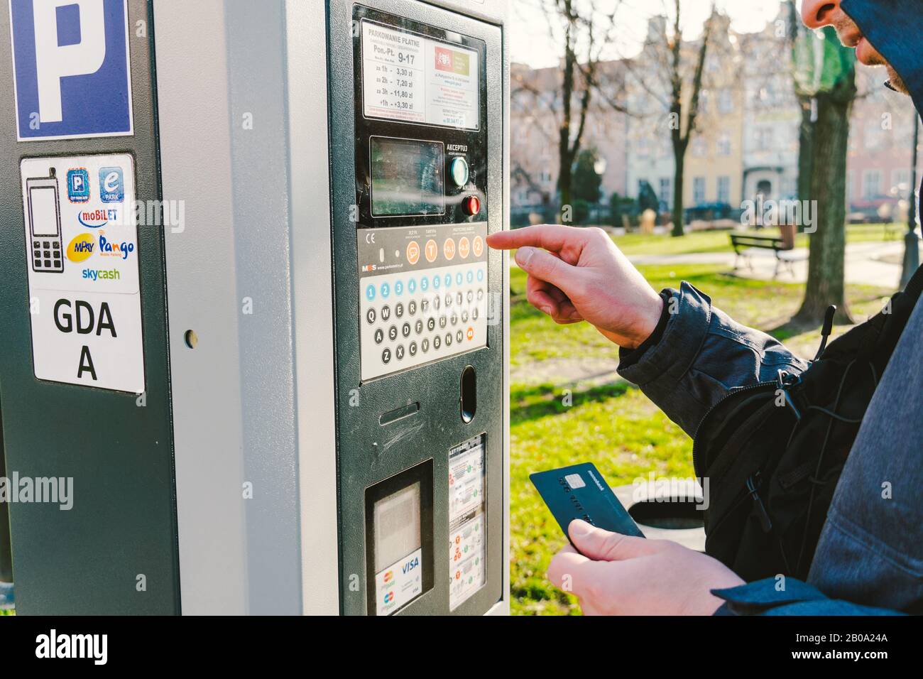 Pagamento per parcheggio nella città di Danzica, Polonia, l'8 febbraio 2020. Una persona utilizza la carta di credito monobanca per il pagamento nfc nel parcheggio. Pagato Foto Stock