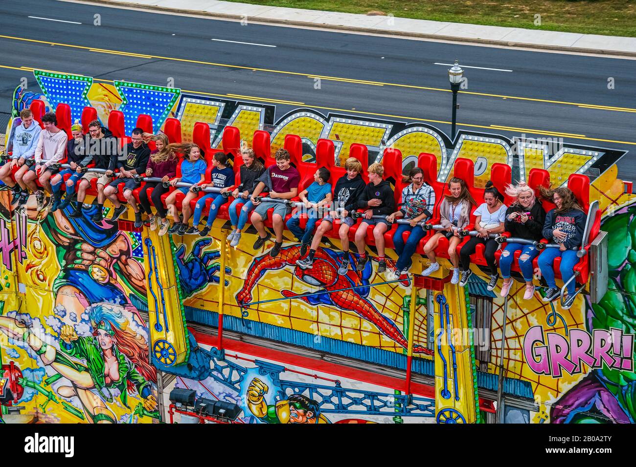 Persone in Giro Emozionante a Carnevale Foto Stock