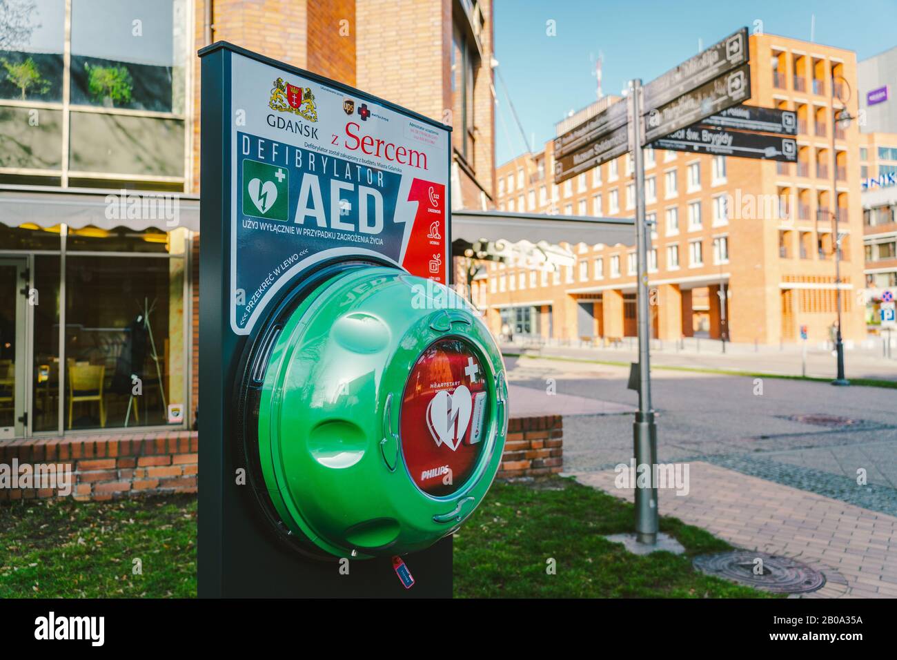 Defibrillatore semiautomatico esterno Philips per strada nella città di Danzica, Polonia, l'8 febbraio 2020. Scatola dei kit di salvataggio RCP con defibrillatore semiautomatico esterno. Medico Foto Stock