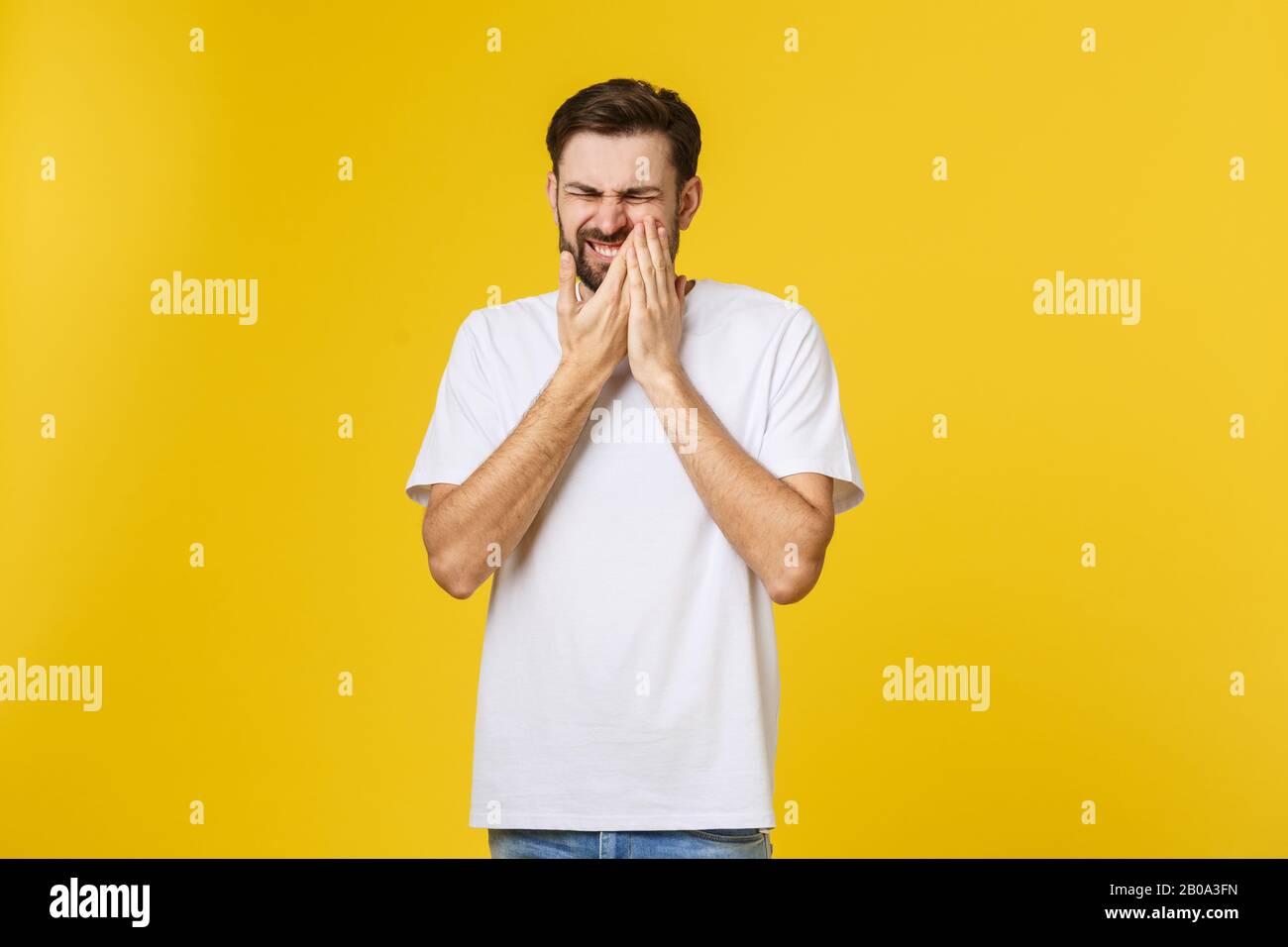 Persone, sanità, odontoiatria e concetto di malattia. Depresso giovane unshaven uomo con dolorosa espressione del viso stressato che soffre di mal di denti. Foto Stock