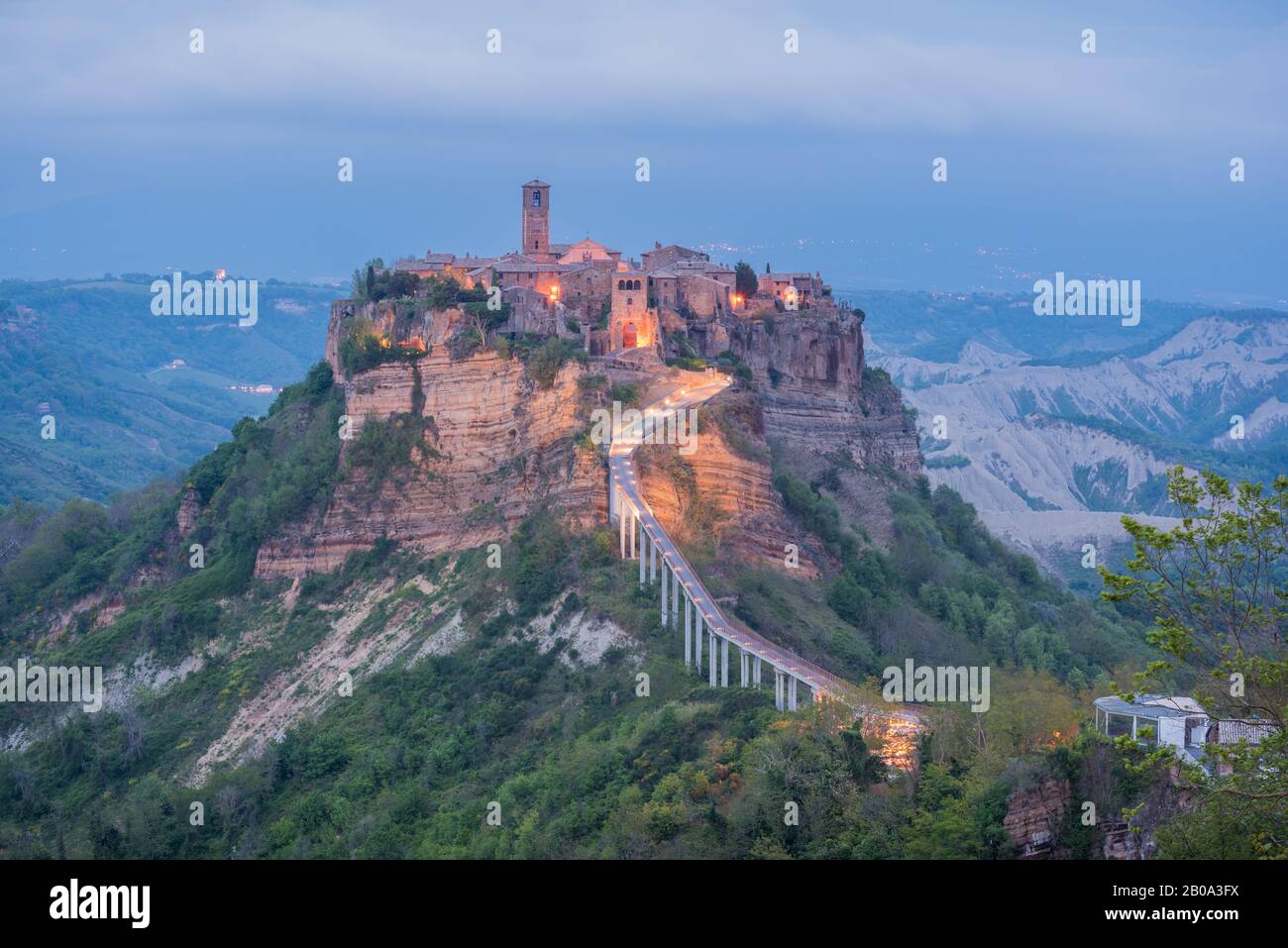 Ora blu alla città fantasma Civita di Bagnoregio in Lazio Italia di sera Foto Stock
