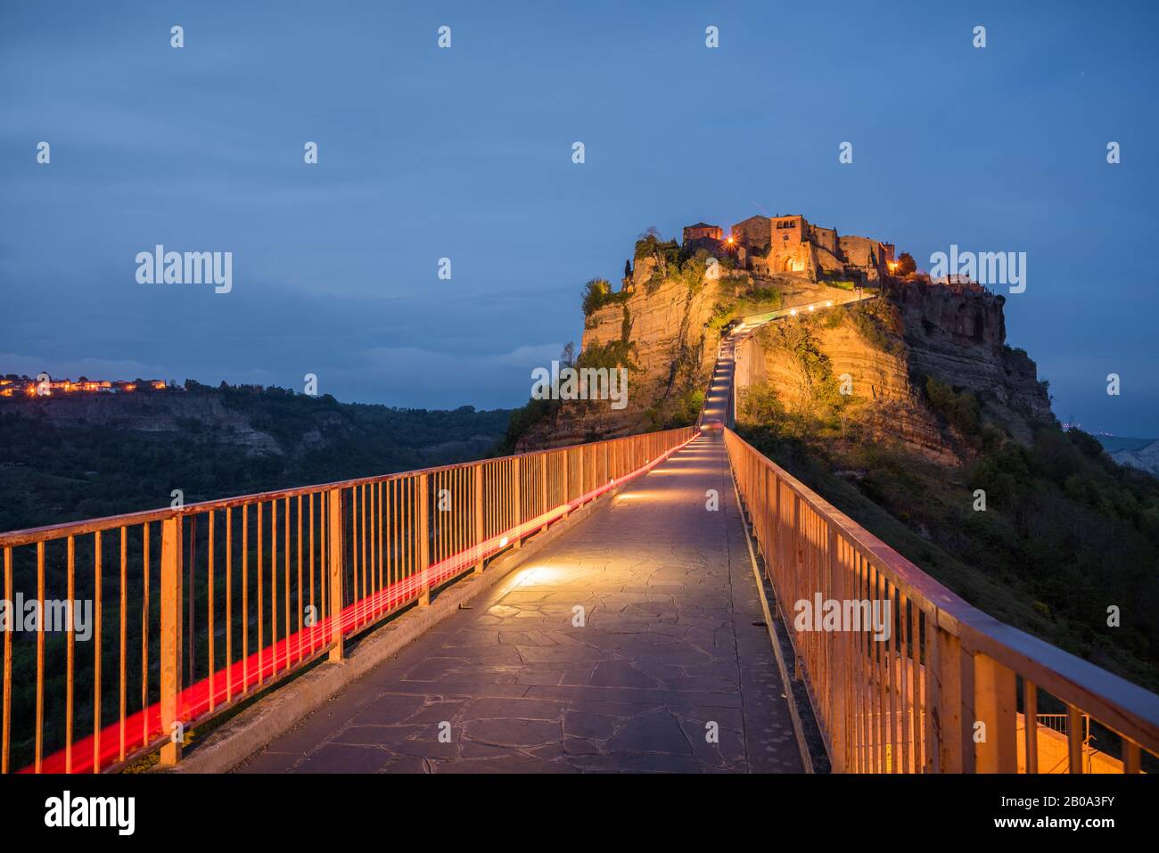 Ora blu alla città fantasma Civita di Bagnoregio in Lazio Italia di sera Foto Stock