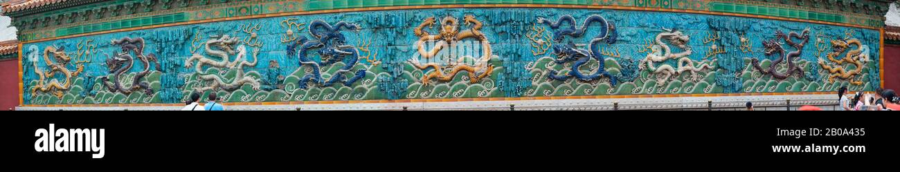 CINA, PECHINO, CITTÀ PROIBITA, SCHERMO O MURO DEL DRAGO, PERSONE, VISTA PANORAMICA Foto Stock