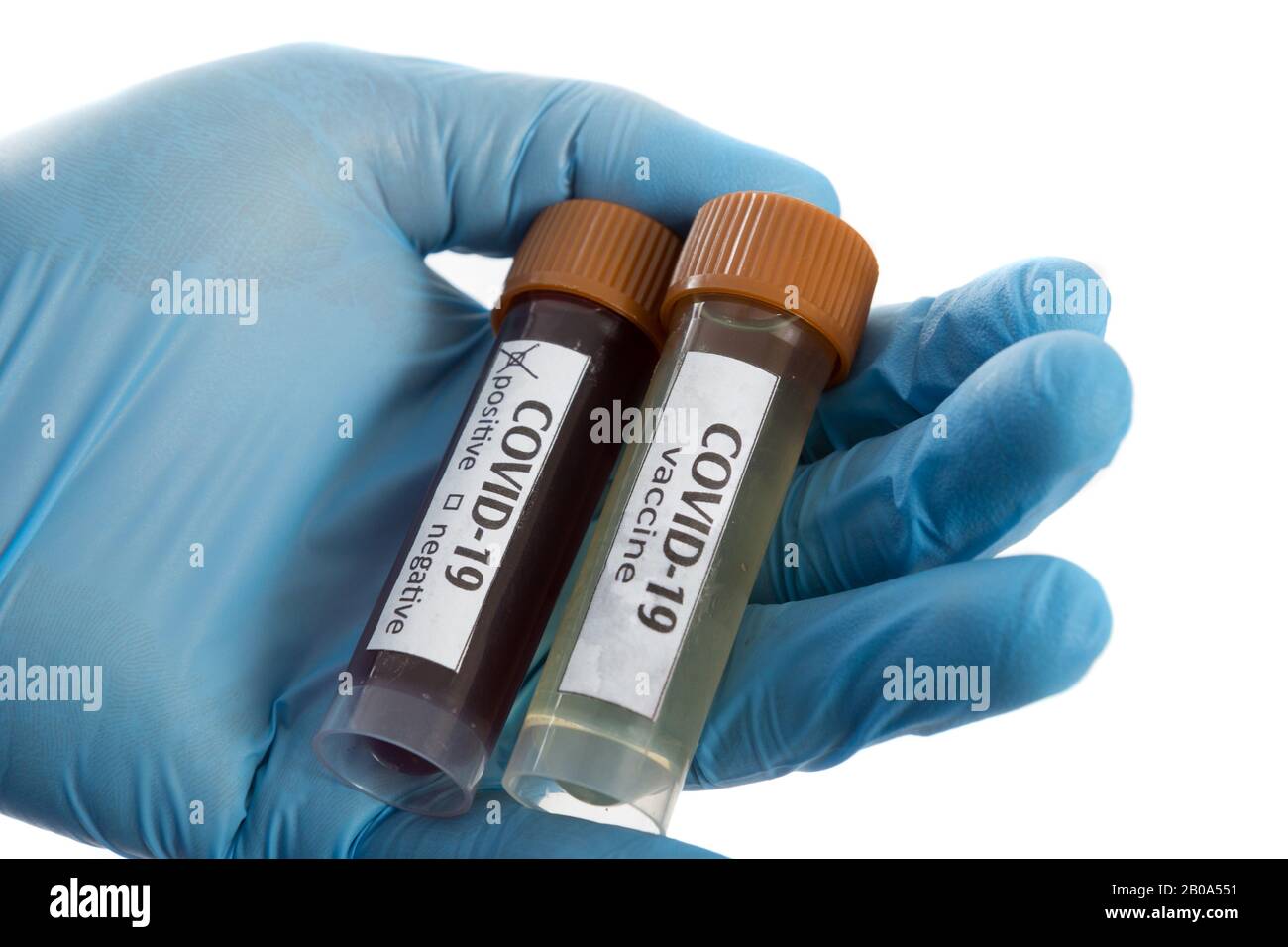 Provetta per analisi del sangue e vaccino nella mano del medico, Foto Stock