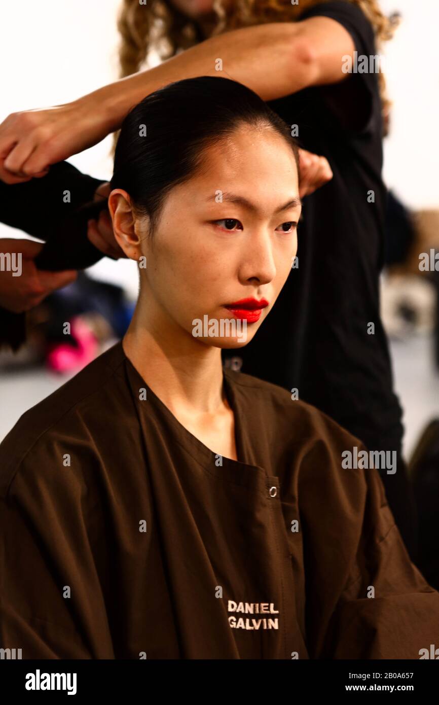 Un backstage modello pronto per lo spettacolo dell'Università di Westminster durante la settimana della Moda a Londra. Foto Stock