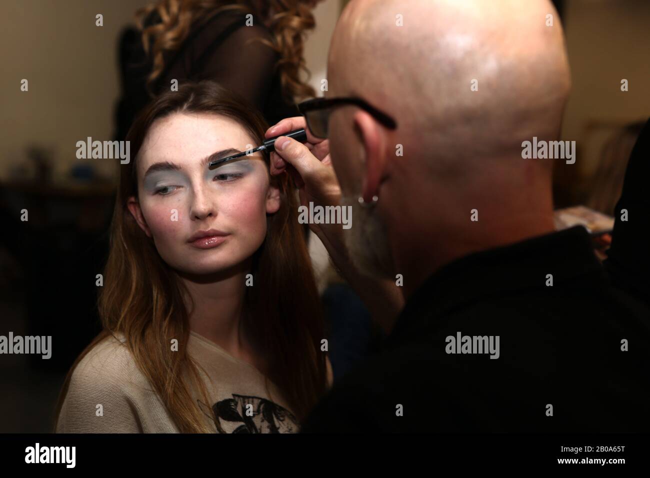Un backstage modello pronto per lo spettacolo dell'Università di Westminster durante la settimana della Moda a Londra. Foto Stock