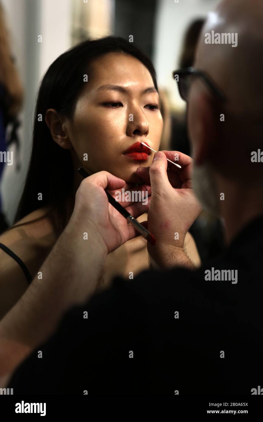 Un backstage modello pronto per lo spettacolo dell'Università di Westminster durante la settimana della Moda a Londra. Foto Stock