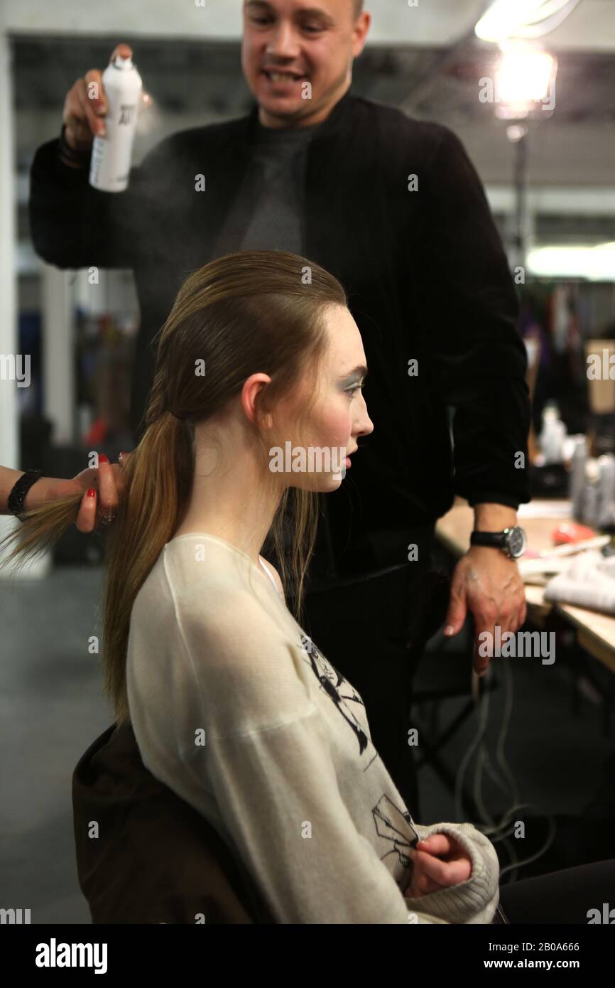 Un backstage modello pronto per lo spettacolo dell'Università di Westminster durante la settimana della Moda a Londra. Foto Stock