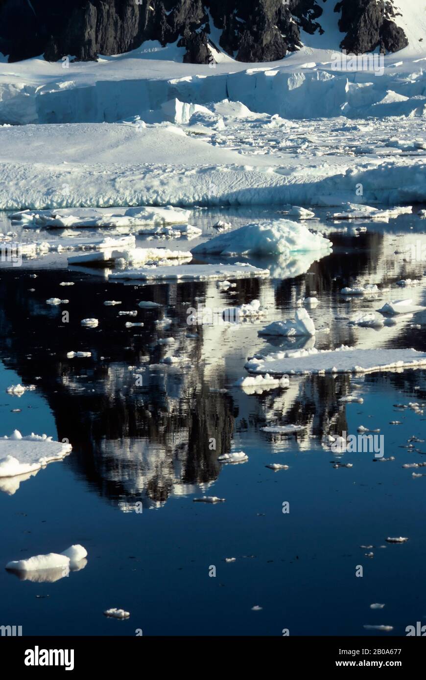 AREA DELLA PENISOLA ANTARTICA, GHIACCIO E RIFLESSIONE DELLE MONTAGNE Foto Stock