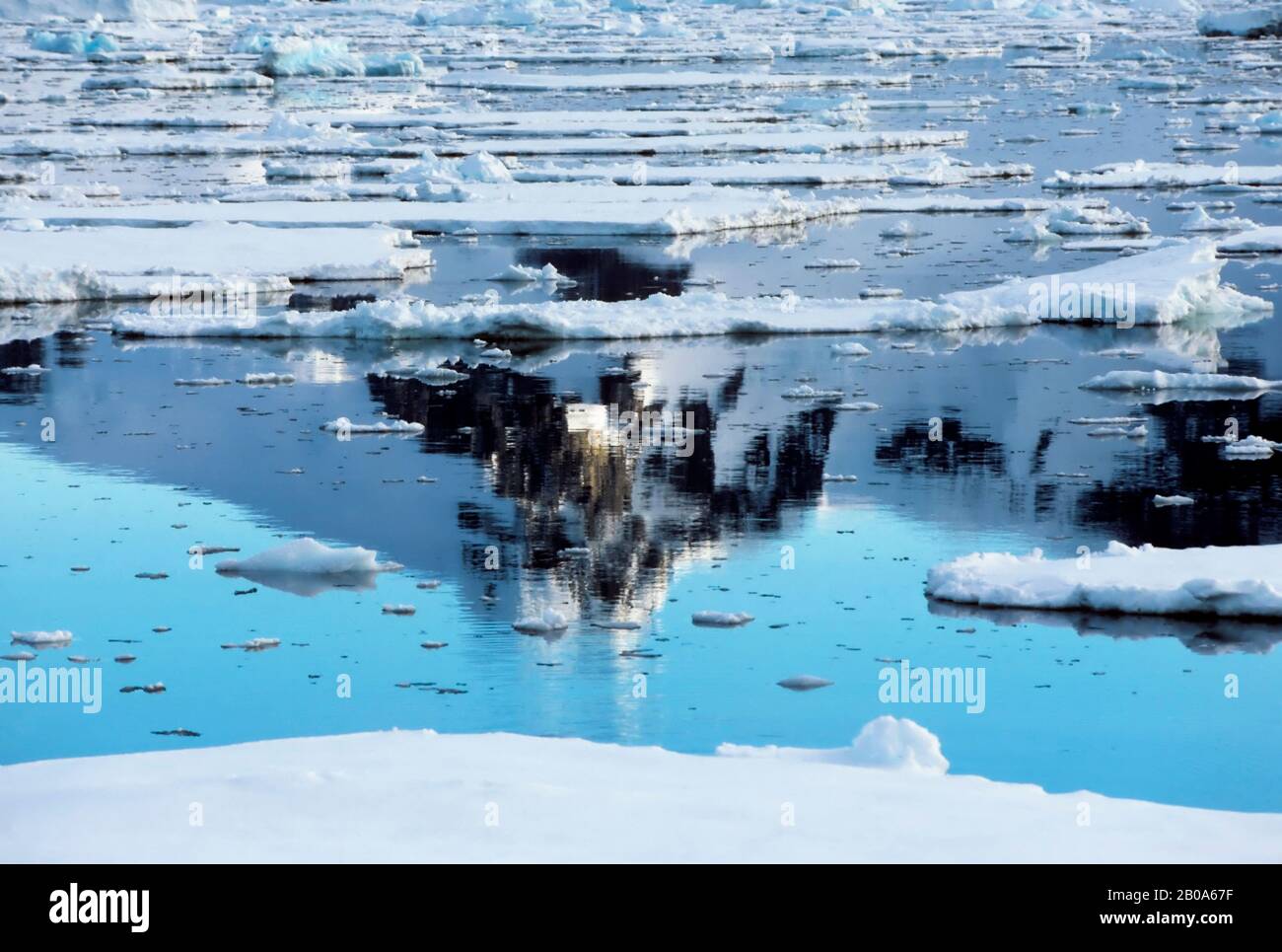 AREA DELLA PENISOLA ANTARTICA, GHIACCIO E RIFLESSIONE DELLE MONTAGNE Foto Stock