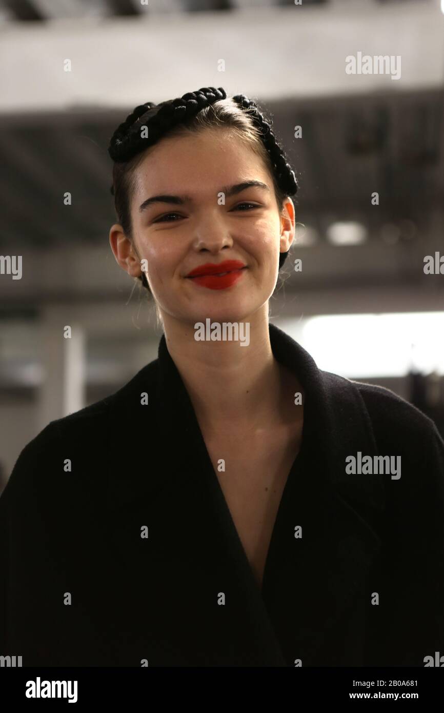 Un backstage modello pronto per lo spettacolo dell'Università di Westminster durante la settimana della Moda a Londra. Foto Stock