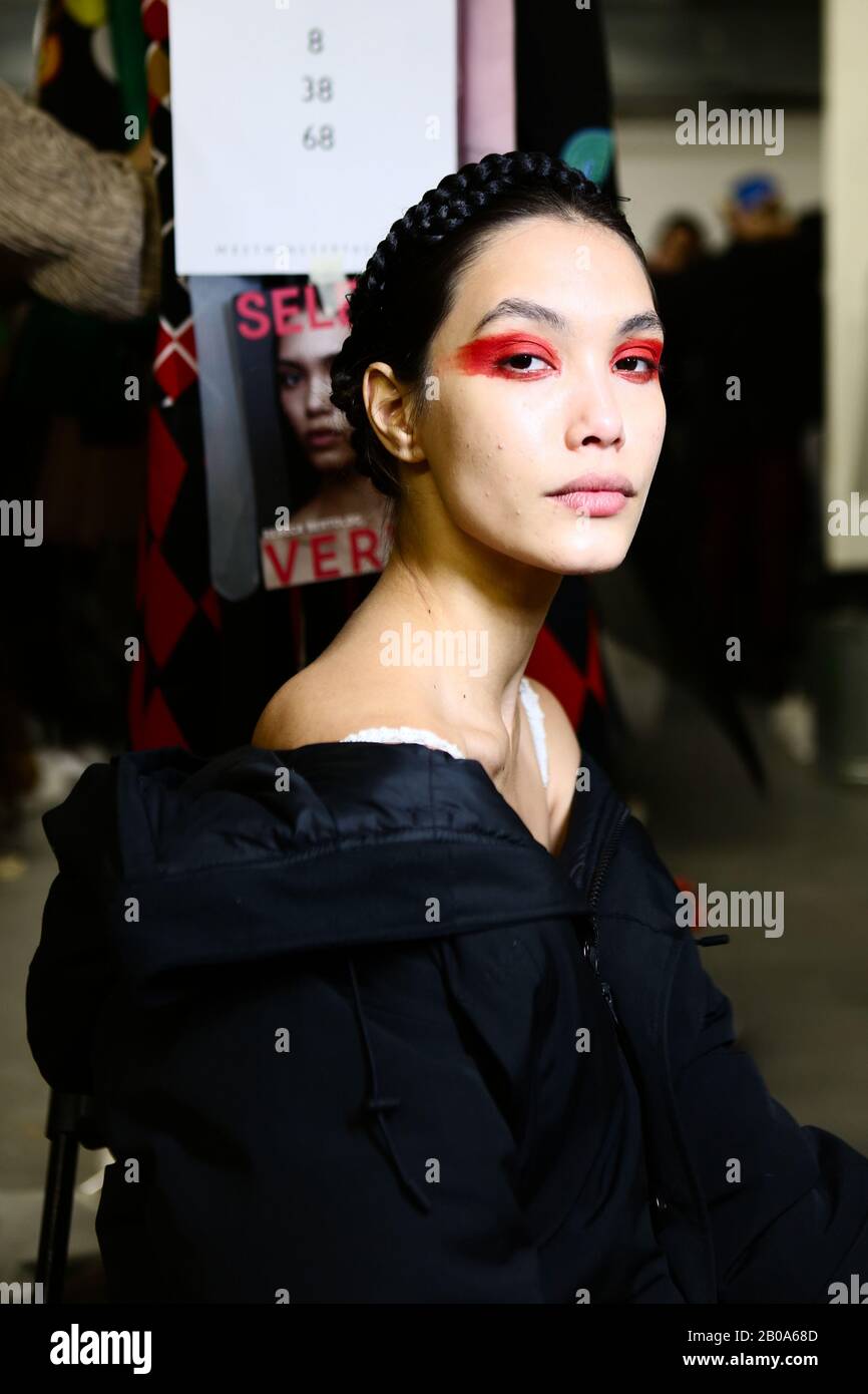 Un backstage modello pronto per lo spettacolo dell'Università di Westminster durante la settimana della Moda a Londra. Foto Stock
