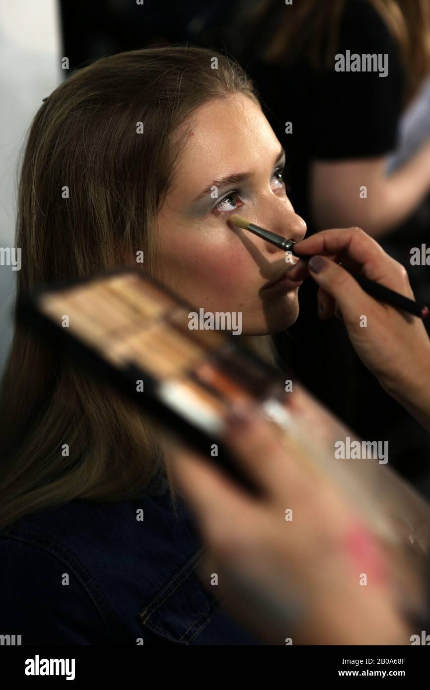 Un backstage modello pronto per lo spettacolo dell'Università di Westminster durante la settimana della Moda a Londra. Foto Stock
