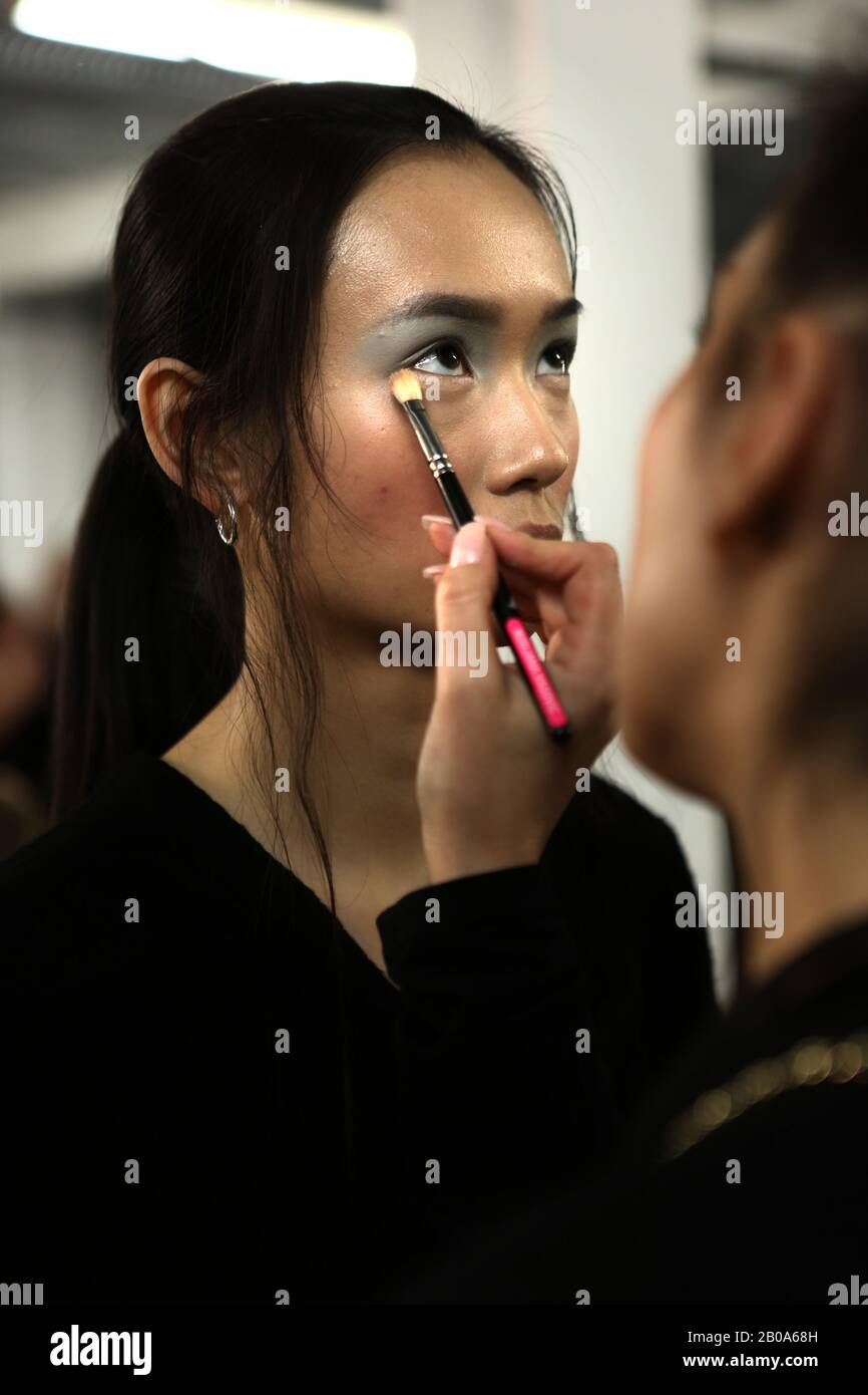 Un backstage modello pronto per lo spettacolo dell'Università di Westminster durante la settimana della Moda a Londra. Foto Stock