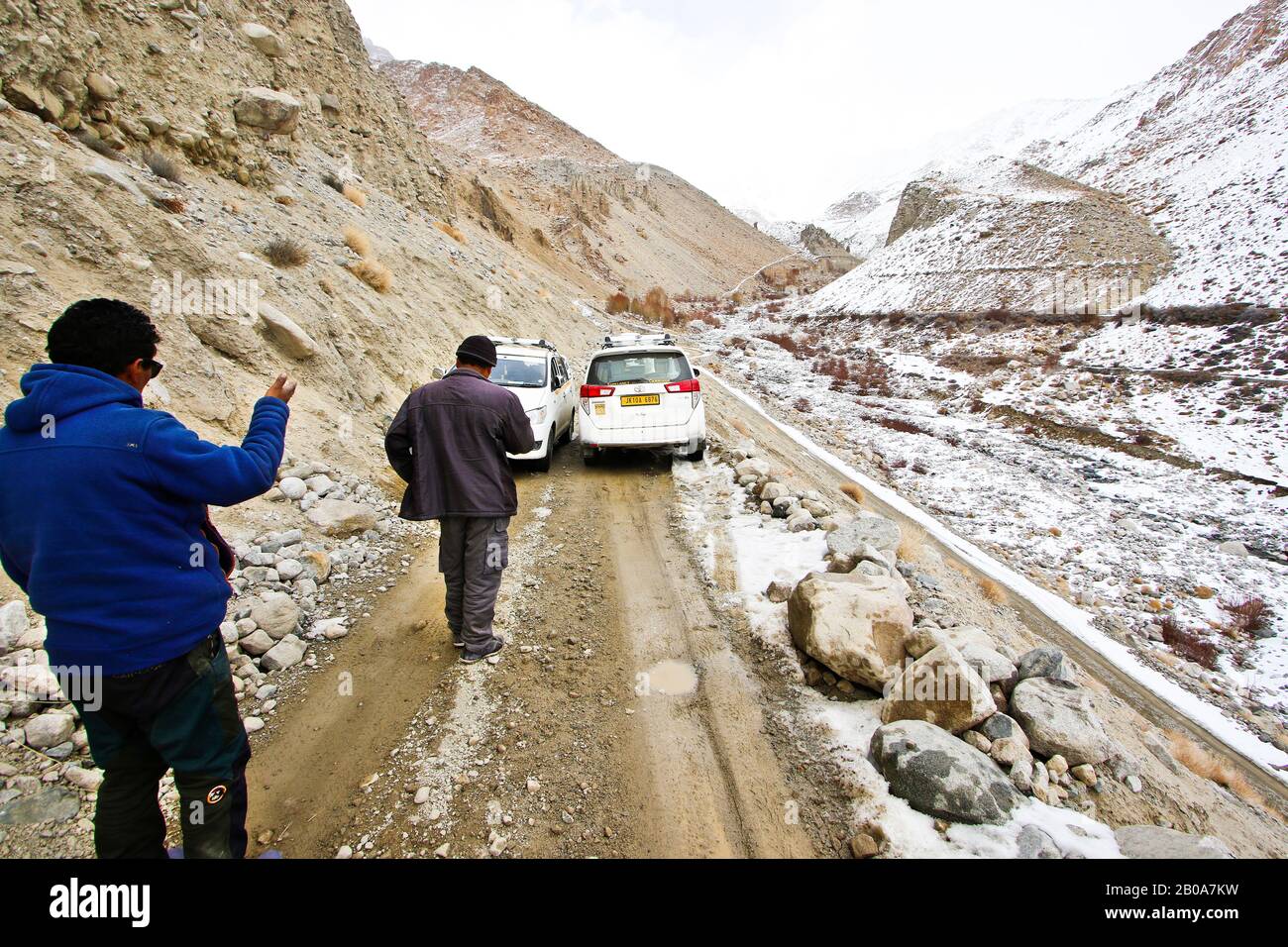 Spedizione turistica alla ricerca di leopardo neve nella valle di Ulley. Ladakh. Himalaya. India Foto Stock