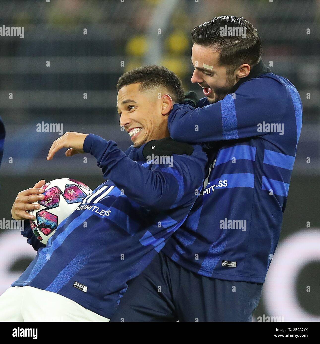 Dortmund, Germania. 18th Feb, 2020. Primo: 18.02.2020 Calcio: UEFA Champions League, stagione CL 2019/2020 turno di 16, prima tappa BVB Borussia Dortmund - PSG Paris St. Germain 2: 1 PSG Thilo Kehrer, PSG Pablo Sarabia, gesto, gesto, prima del gioco, riscaldamento, riscaldamento, allenamento di riscaldamento, scherzo, umorismo, headlock | utilizzo nel mondo credito: DPA/Alamy Live News Foto Stock