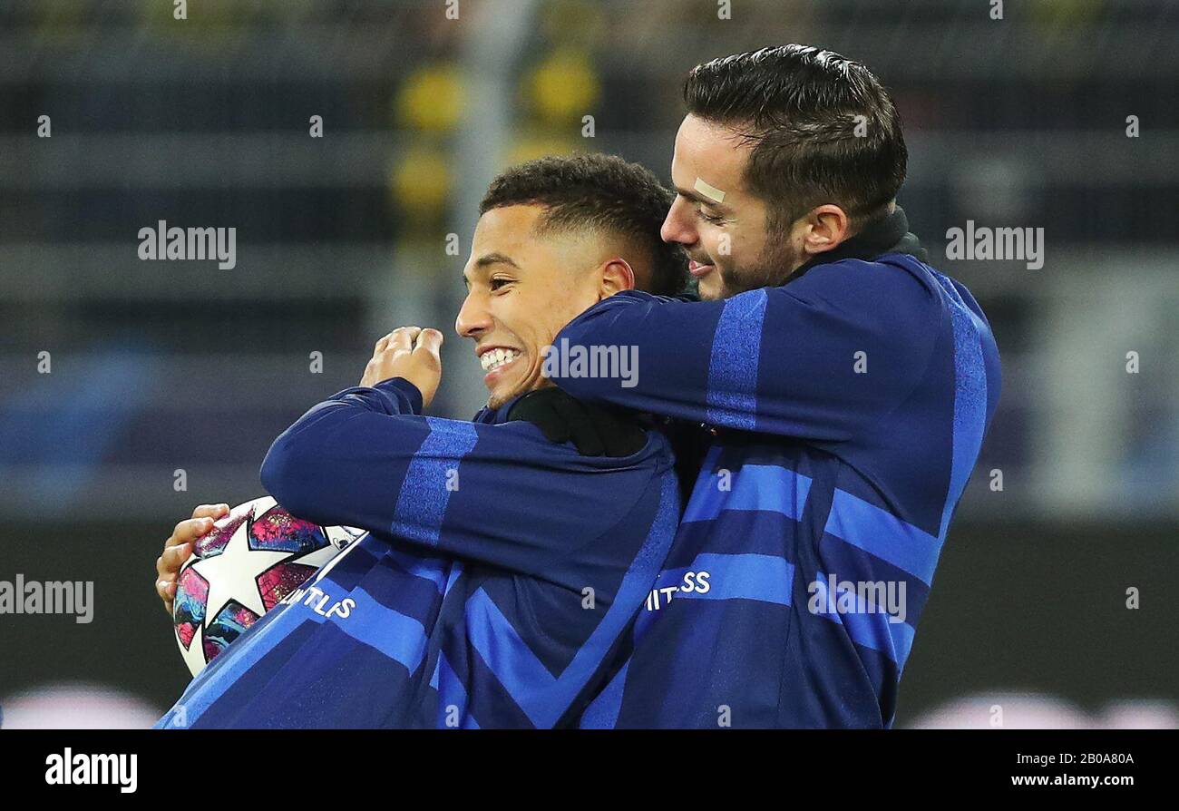 Dortmund, Germania. 18th Feb, 2020. Primo: 18.02.2020 Calcio: UEFA Champions League, stagione CL 2019/2020 turno di 16, prima tappa BVB Borussia Dortmund - PSG Paris St. Germain 2: 1 PSG Thilo Kehrer, PSG Pablo Sarabia, gesto, gesto, prima del gioco, riscaldamento, riscaldamento, allenamento di riscaldamento, scherzo, umorismo, headlock | utilizzo nel mondo credito: DPA/Alamy Live News Foto Stock