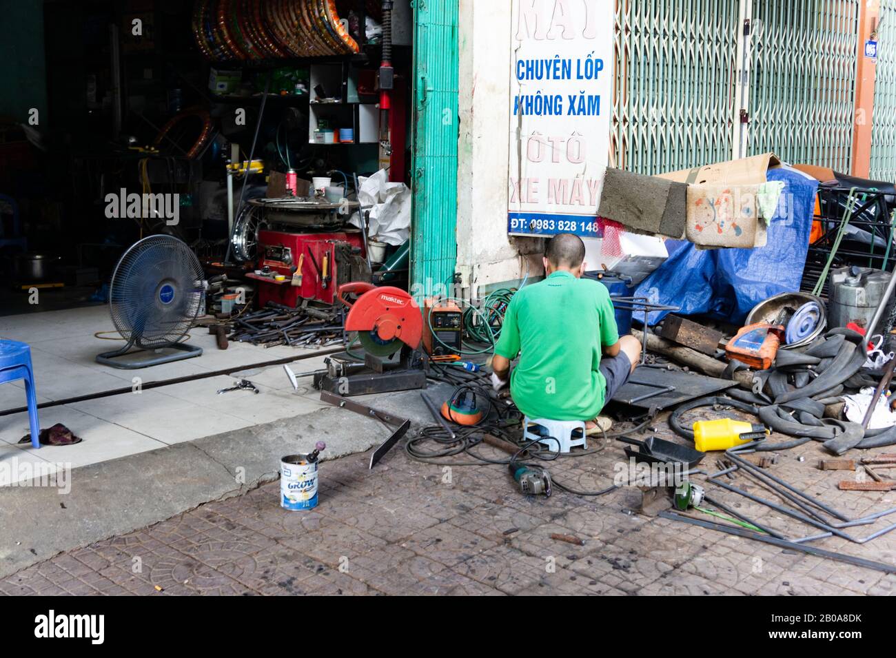10a Chai, Vietnam - 11 Ottobre 2019. Per le strade del Vietnam. Saldatrice a scena funzionante Foto Stock
