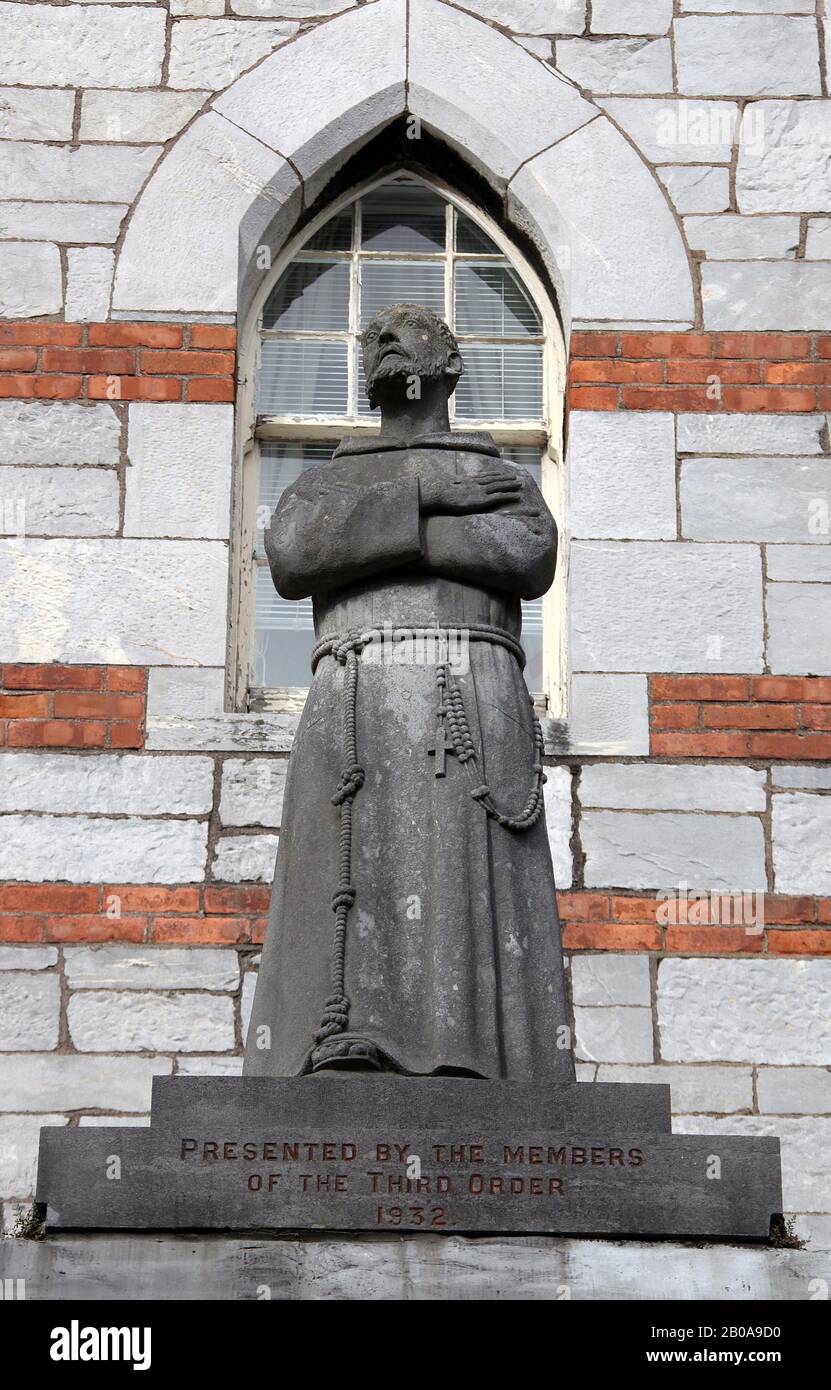 Statua di San Francesco d'Assisi presso l'ufficio del convento della Santissima Trinità nella città di Cork Foto Stock