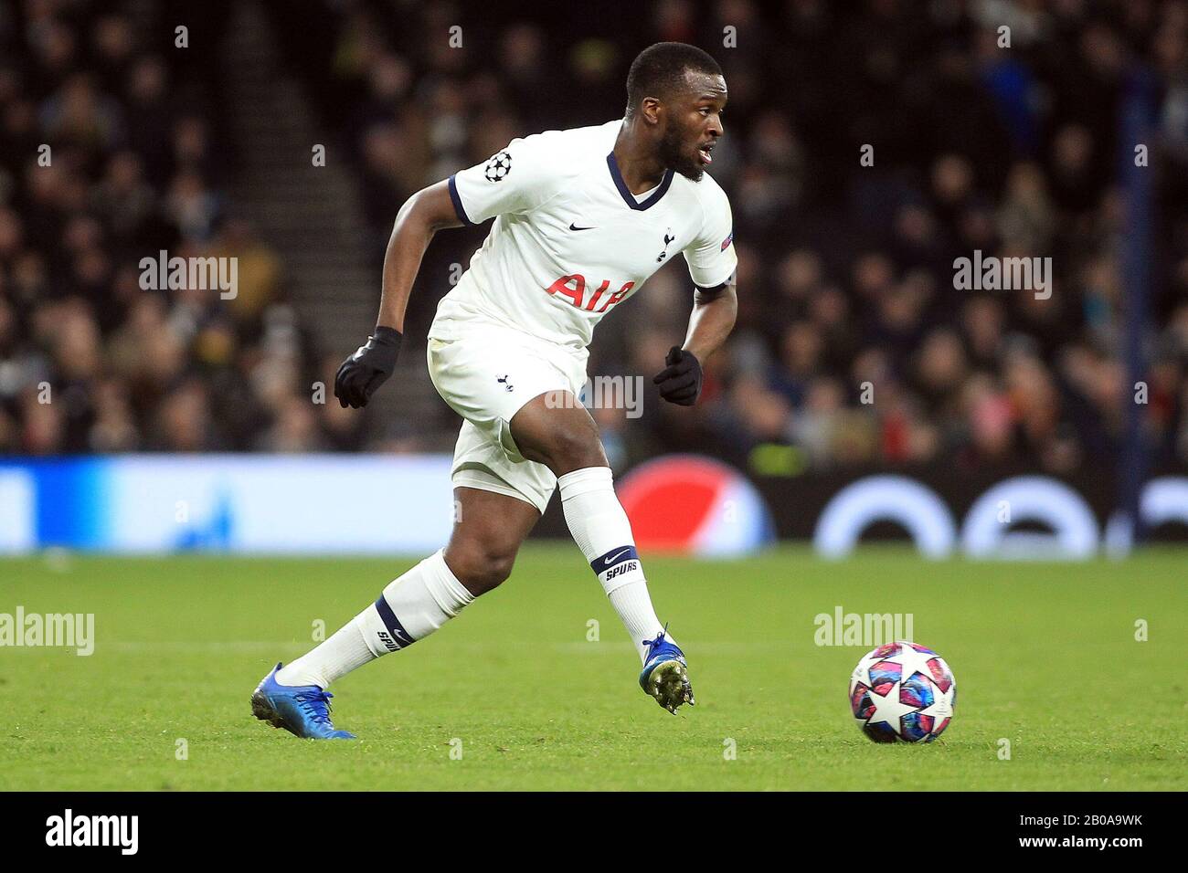 Londra, Regno Unito. 19th Feb, 2020. Tanguy Ndombele di Tottenham Hotspur in azione. UEFA Champions League, turno di 16, 1st leg match, Tottenham Hotspur v RB Leipzig al Tottenham Hotspur Stadium di Londra mercoledì 19th febbraio 2020. Solo uso editoriale, licenza richiesta per uso commerciale. Nessun uso nelle scommesse, nei giochi o in un singolo club/campionato/player publications . pic by Steffan Bowen/Andrew Orchard sports photography/Alamy Live News Credit: Andrew Orchard sports photography/Alamy Live News Foto Stock