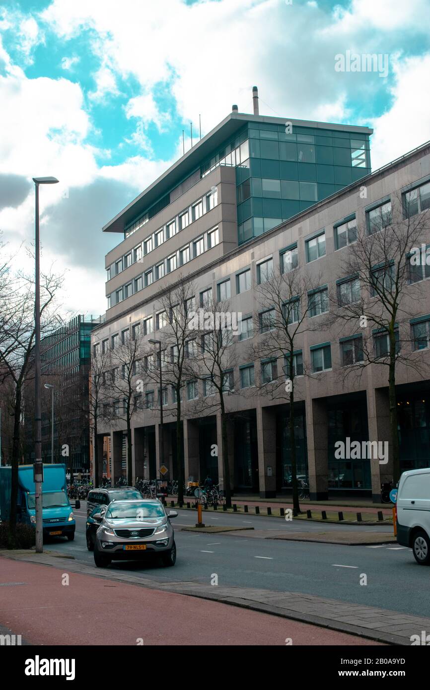 Amsterdam, PAESI BASSI - FEBBRAIO 2020: Costruzione di appartamenti nella wibautstraat nella città olandese di Amsterdam Foto Stock