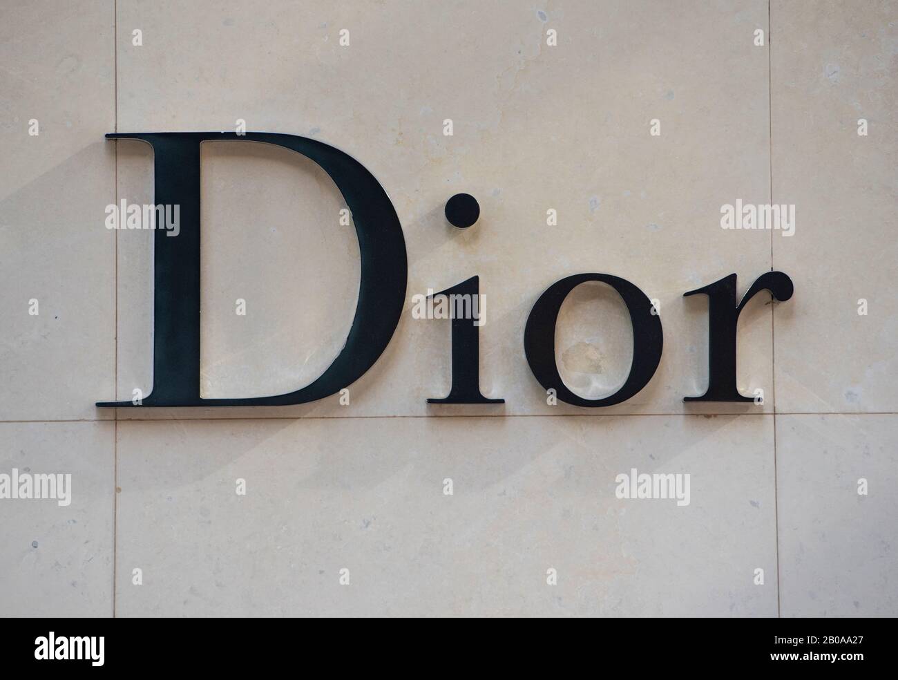 Il francese Christian Dior beni di lusso, tali indumenti e prodotti di bellezza, store e logo che si vede in Hong Kong. Foto Stock