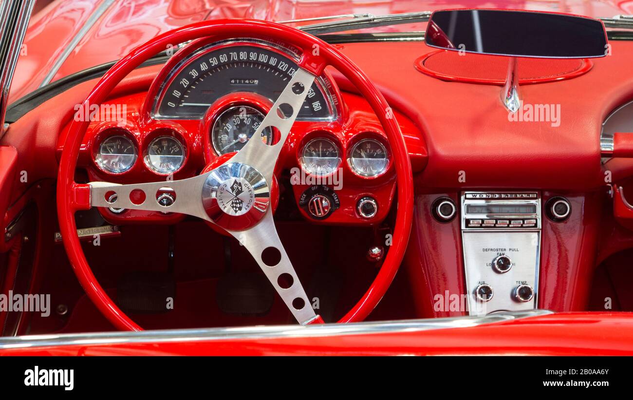 Dettaglio del cruscotto Chevrolet Corvette rosso vintage Foto Stock