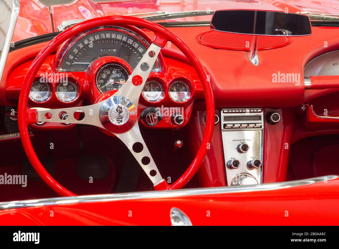 Dettaglio del cruscotto Chevrolet Corvette rosso vintage Foto Stock