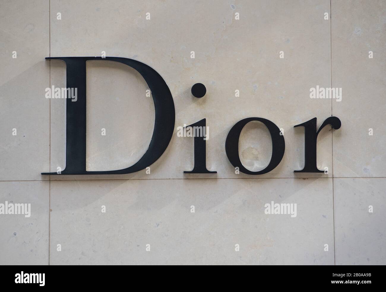 Hong Kong, Cina. 18th Feb, 2020. Francese Christian Dior beni di lusso, come abbigliamento e prodotti di bellezza, negozio e logo visto a Hong Kong. Credit: Budrul Chukrut/Sopa Images/Zuma Wire/Alamy Live News Foto Stock