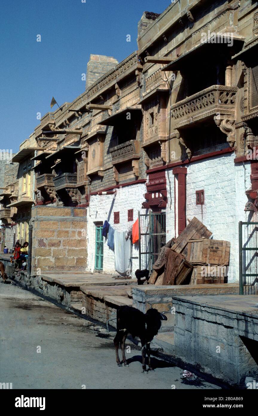 INDIA DEL NORD, RAJASTHAN, JAISALMER, CITTÀ IN GRANDE DESERTO INDIANO (THAR), SCENA DI STRADA Foto Stock