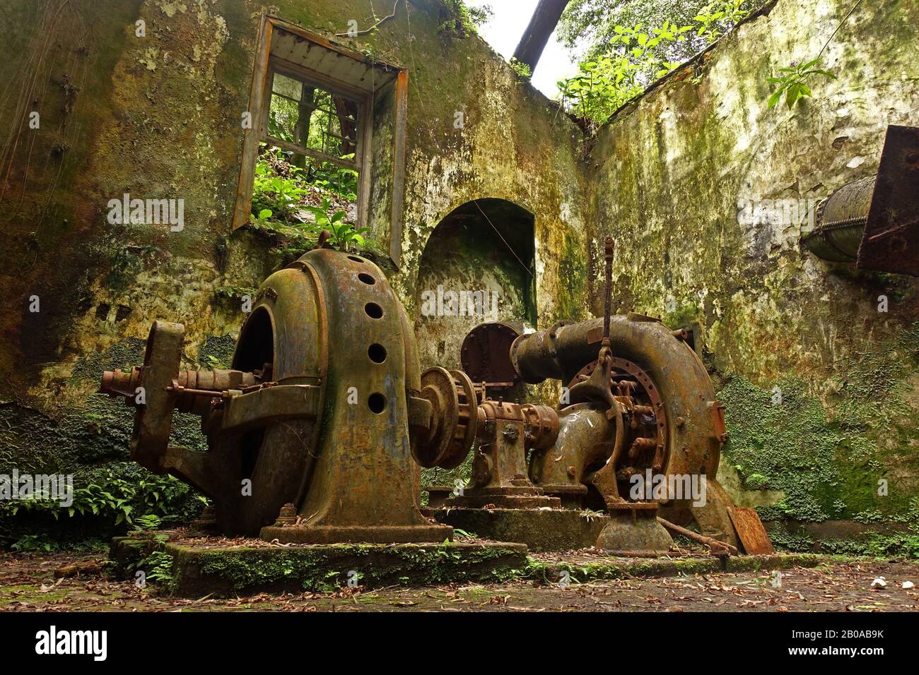 Rovina di una centrale idroelettrica, Quatro Fabricas da Luz, Portogallo, Azzorre, Sao Miguel, Agua de Alto Foto Stock