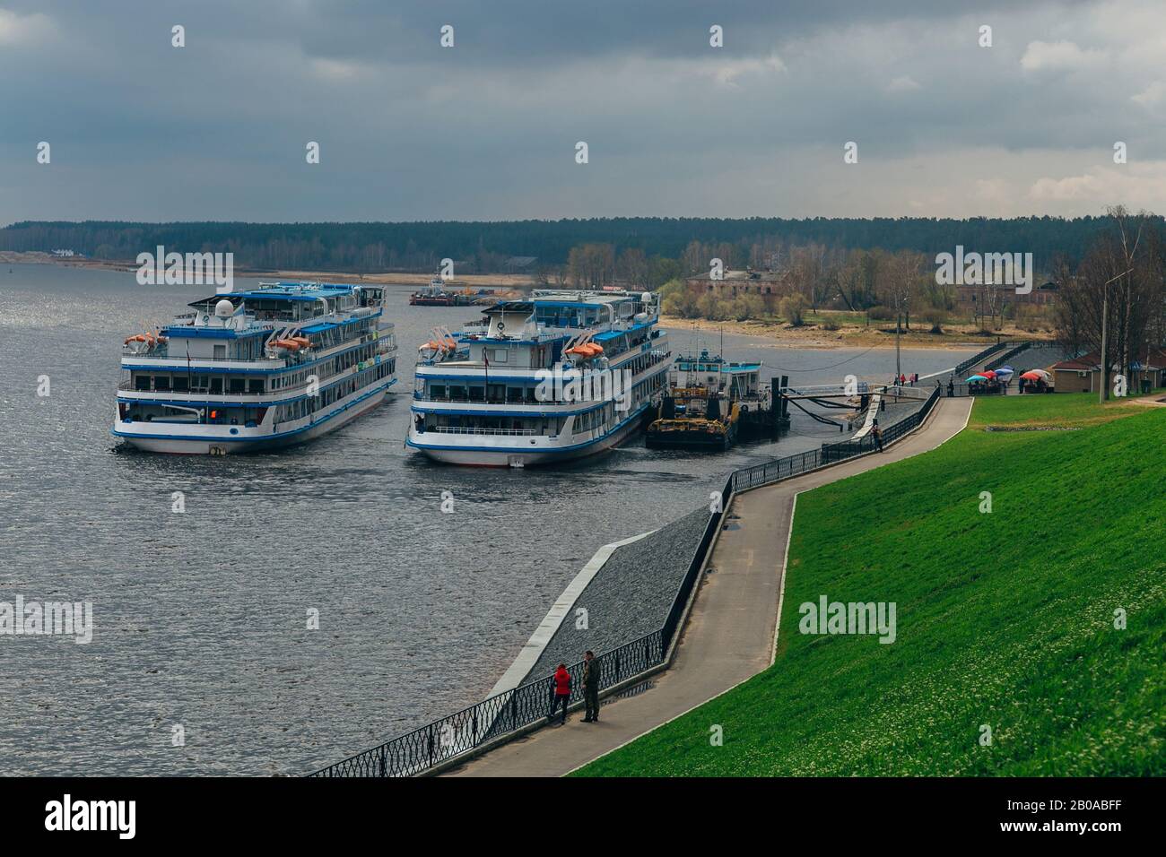 Navi da crociera al porto sul fiume Volga Foto Stock