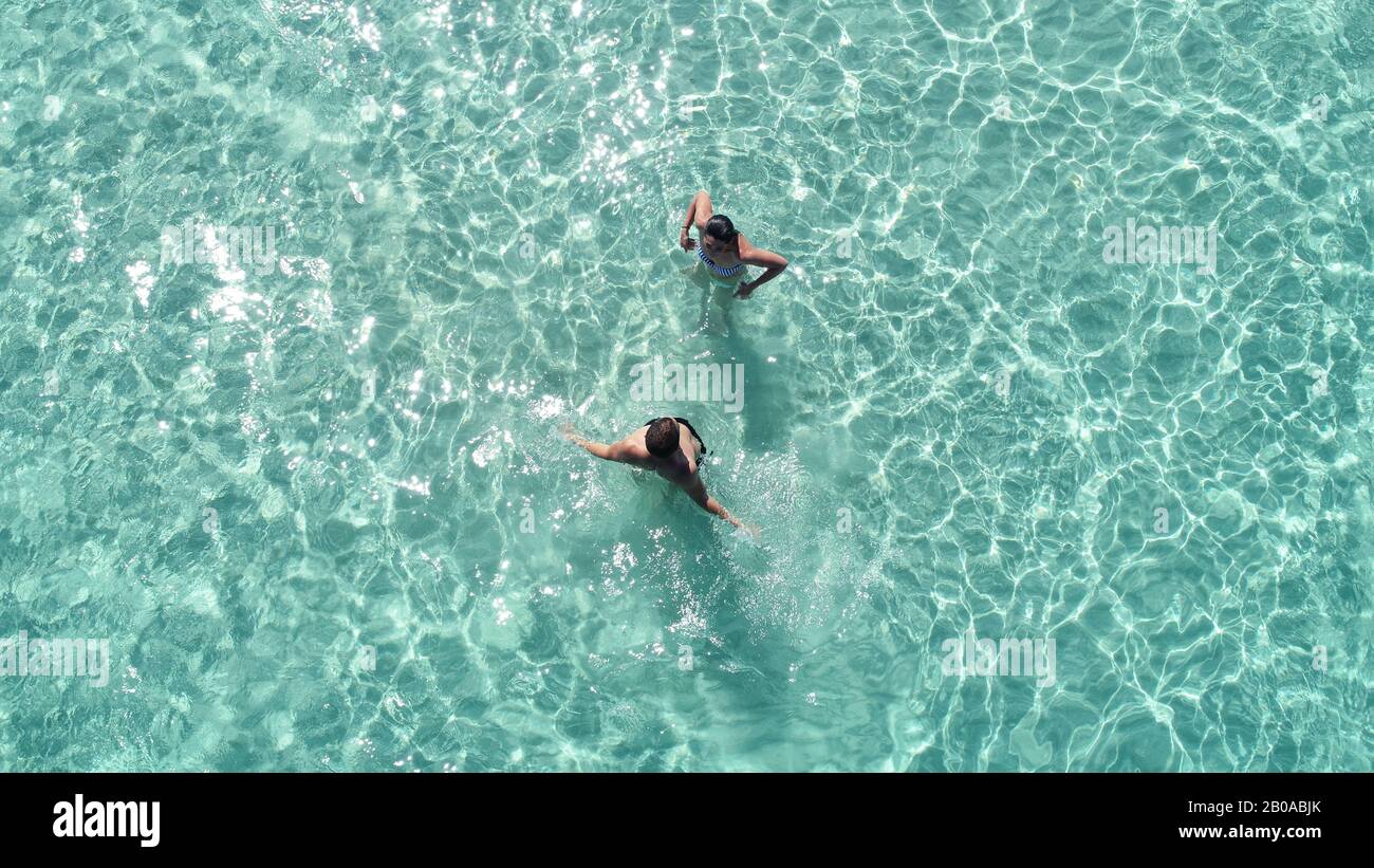 Persone nel mare turchese e trasparente di Formentera in vacanza e rilassante Foto Stock