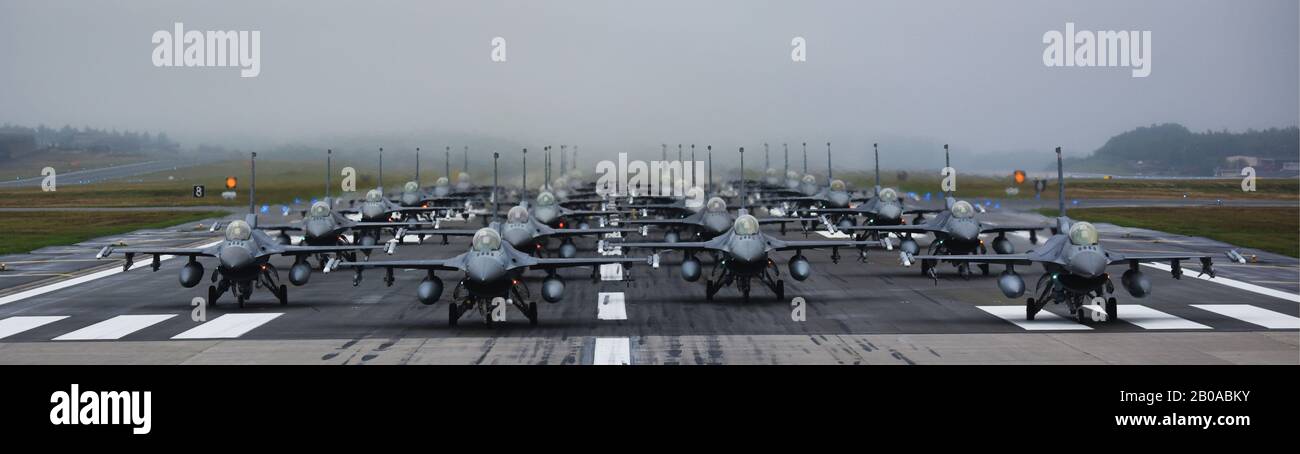 L'aeronautica militare statunitense F-16 Fighting Falcons con l'ala 52nd Fighter, si infila sulla pista per una mostra Di Forze chiamata passeggiata a dorso di elefante alla base aerea di Spangdahlem il 1° ottobre 2019 a Spangdahlem, Germania. Foto Stock
