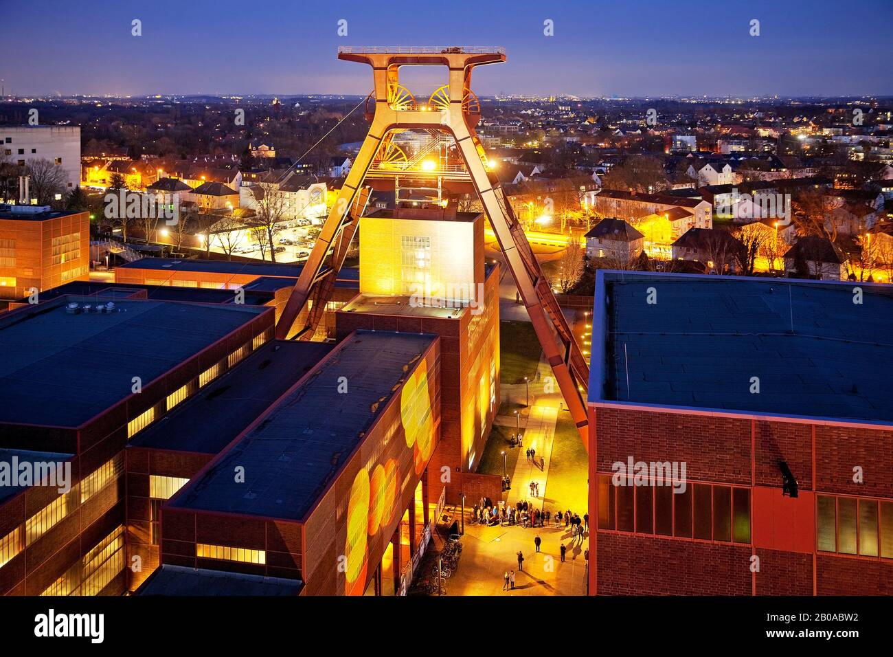 Copricapo illuminato di Schacht XII del Complesso industriale della miniera di carbone di Zollverein in serata, Germania, Renania settentrionale-Vestfalia, zona della Ruhr, Essen Foto Stock