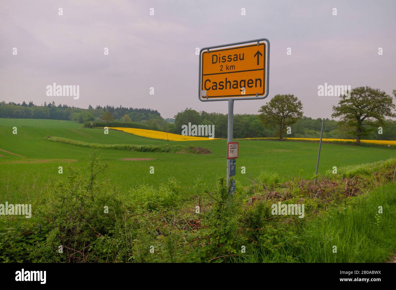 Paesaggio di campo e città segno di Cashagen in primavera, Germania, Schleswig-Holstein, Ostholstein, Cashagen Foto Stock