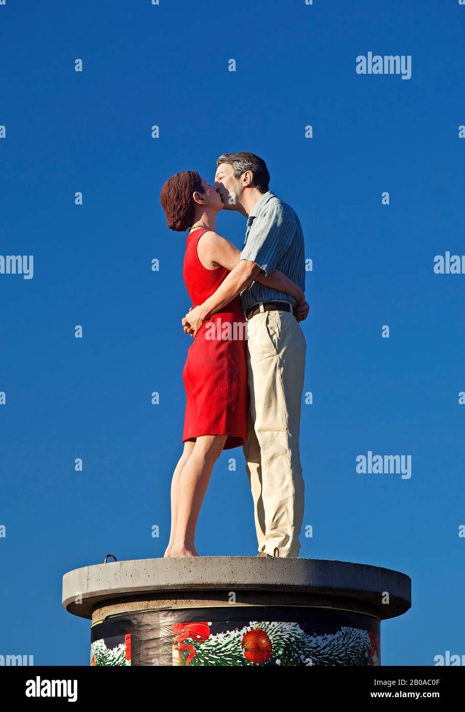 Stylite baciare coppia II sulla parte superiore di una colonna pubblicitaria, Germania, Nord Reno-Westfalia, Basso Reno, Dusseldorf Foto Stock