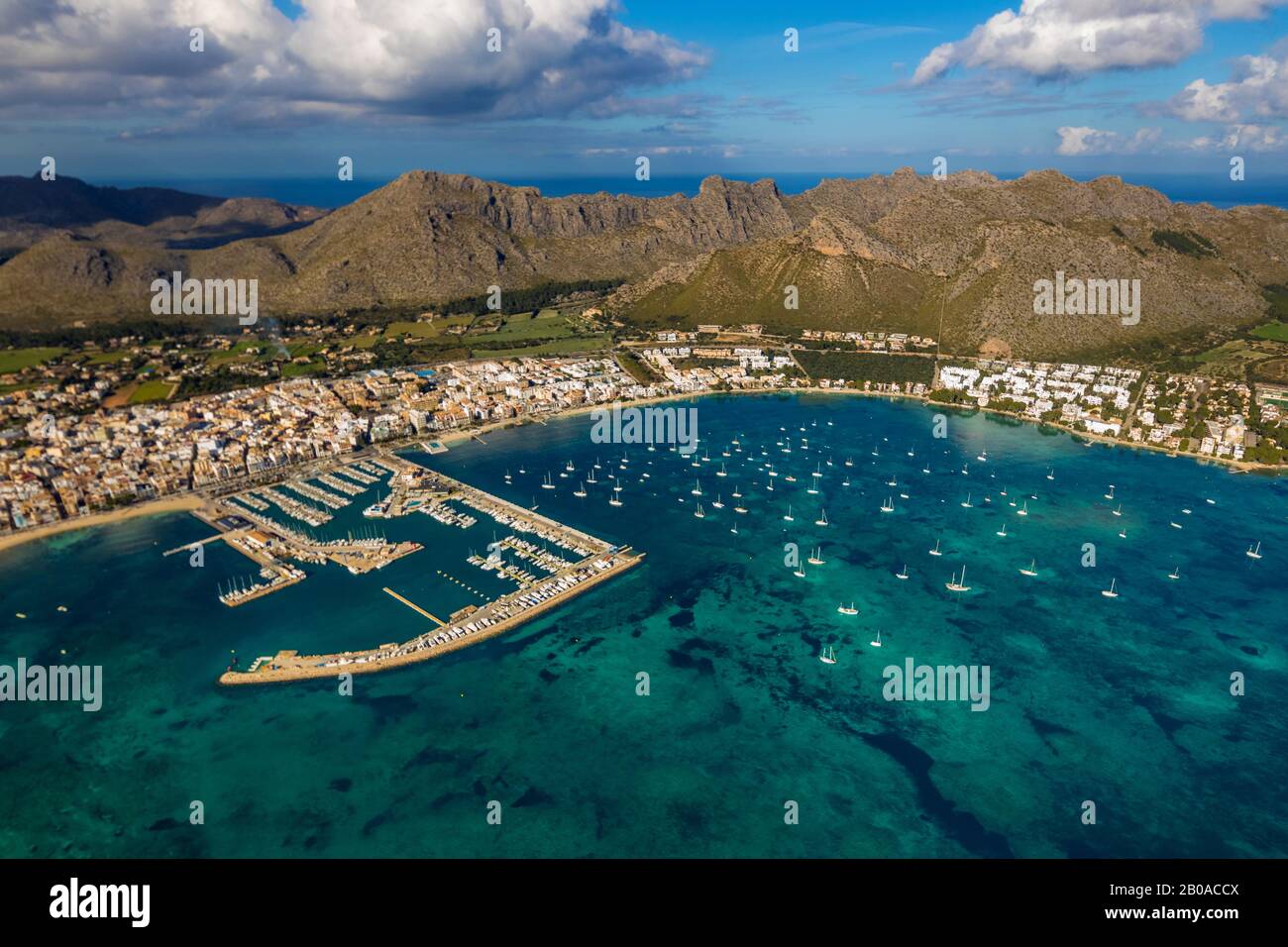 Marina a Port de Pollensa, in background Formentor, 09.01.2020, vista aerea, Spagna, Isole Baleari, Maiorca, Port De Pollenca Foto Stock