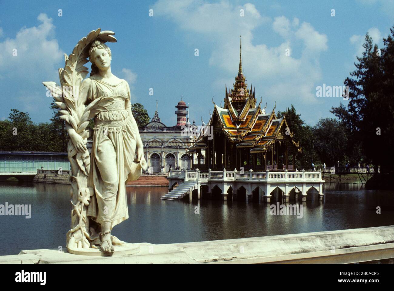 THAILANDIA, BANG PA-IN, AISAWAN TIPAYA ASNA, PADIGLIONE IN STILE TAILANDESE, STATUA IN STILE EUROPEO DEL BEST WESTERN Foto Stock