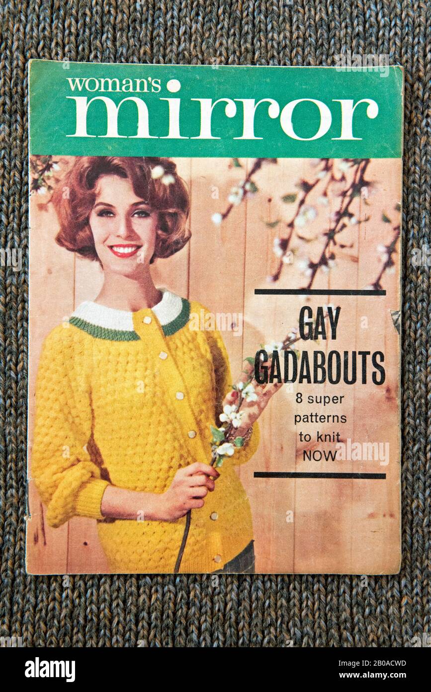 Modello di maglia a specchio da donna che mostra donna che indossa un cardigan giallo, c.1960's esposto su sfondo lavorato a maglia. Solo editoriale Foto Stock