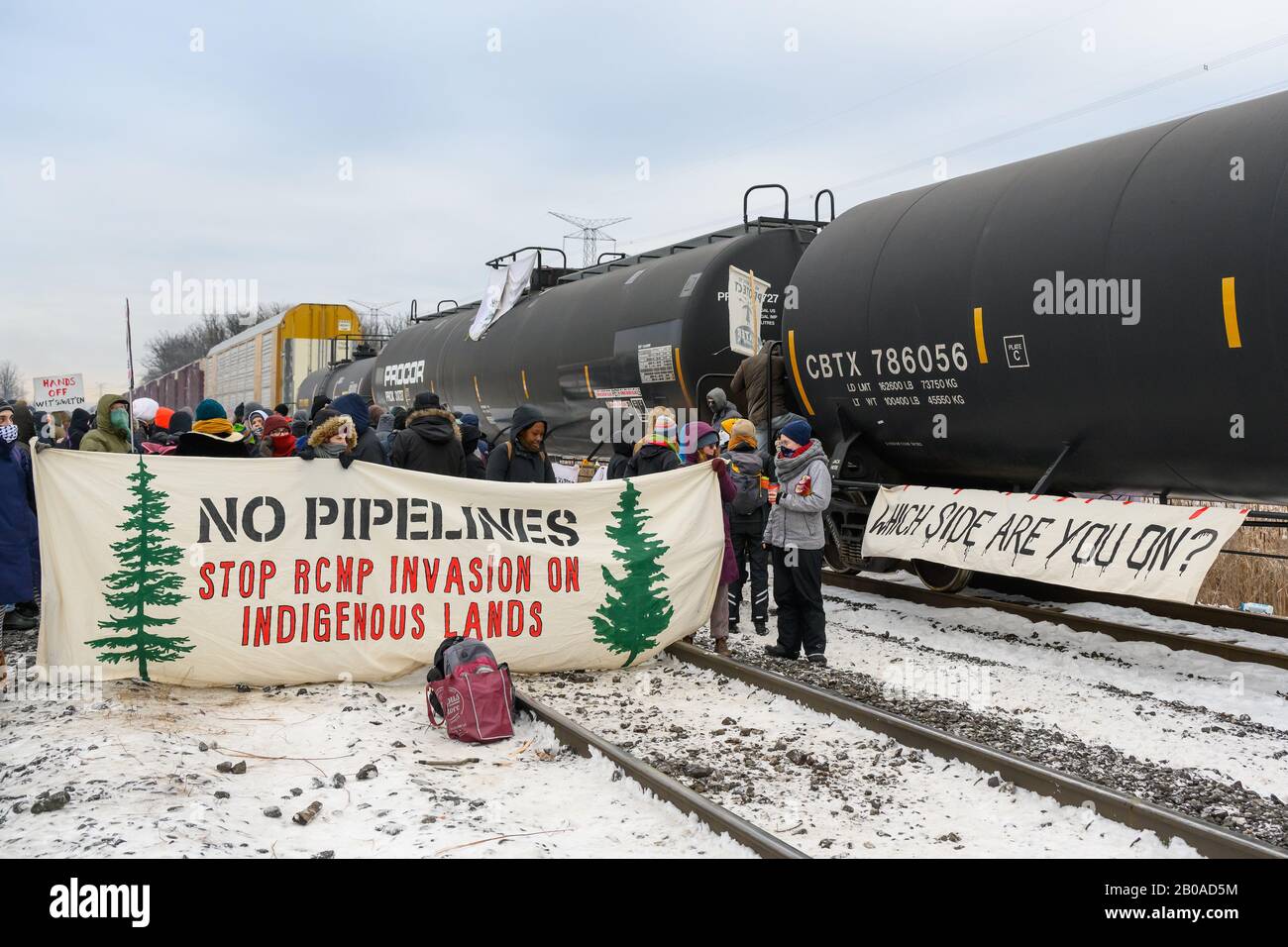 I manifestanti anti anti-pipeline appendono i segni di protesta su un treno bloccato in solido con il popolo Wet'suwet'en come parte delle proteste di Shut Down Canada. Foto Stock