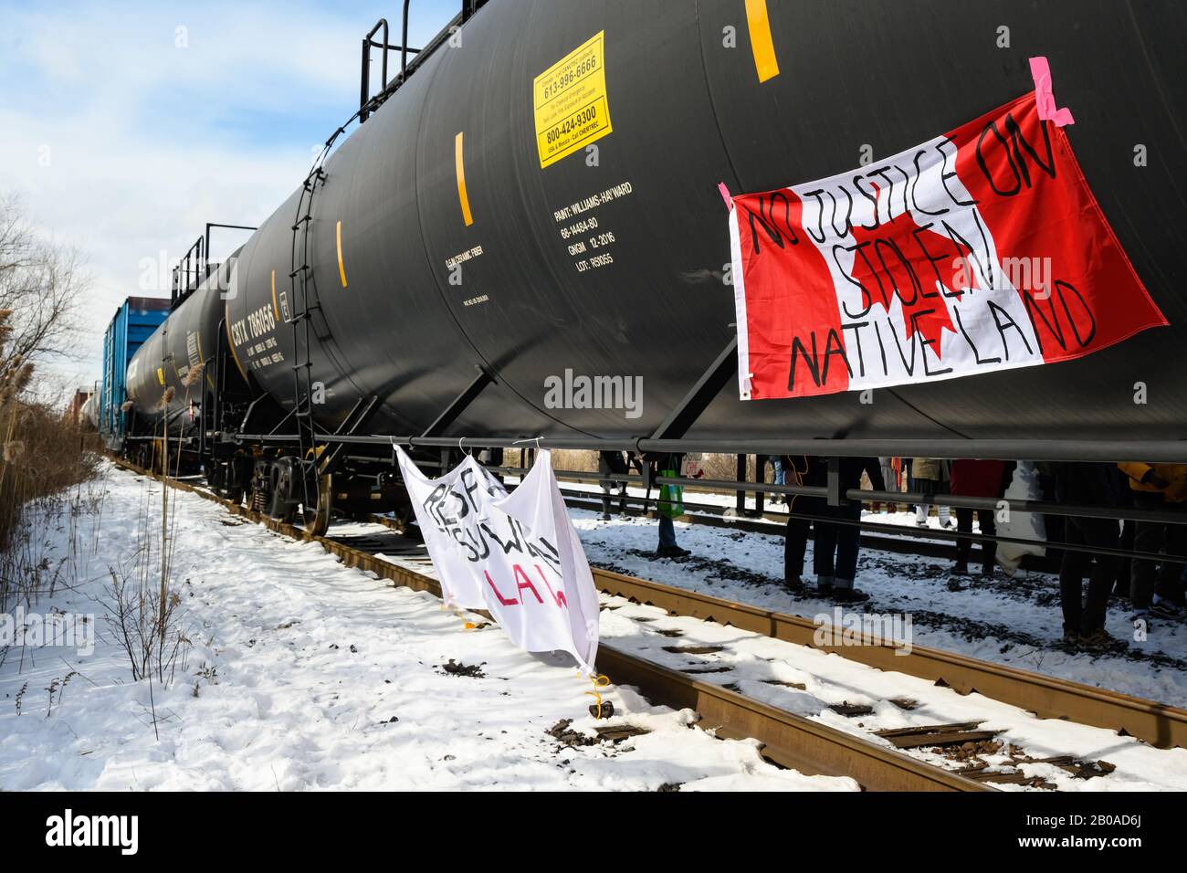 I manifestanti anti anti-pipeline appendono i segni di protesta su un treno bloccato in solido con il popolo Wet'suwet'en come parte delle proteste di Shut Down Canada. Foto Stock