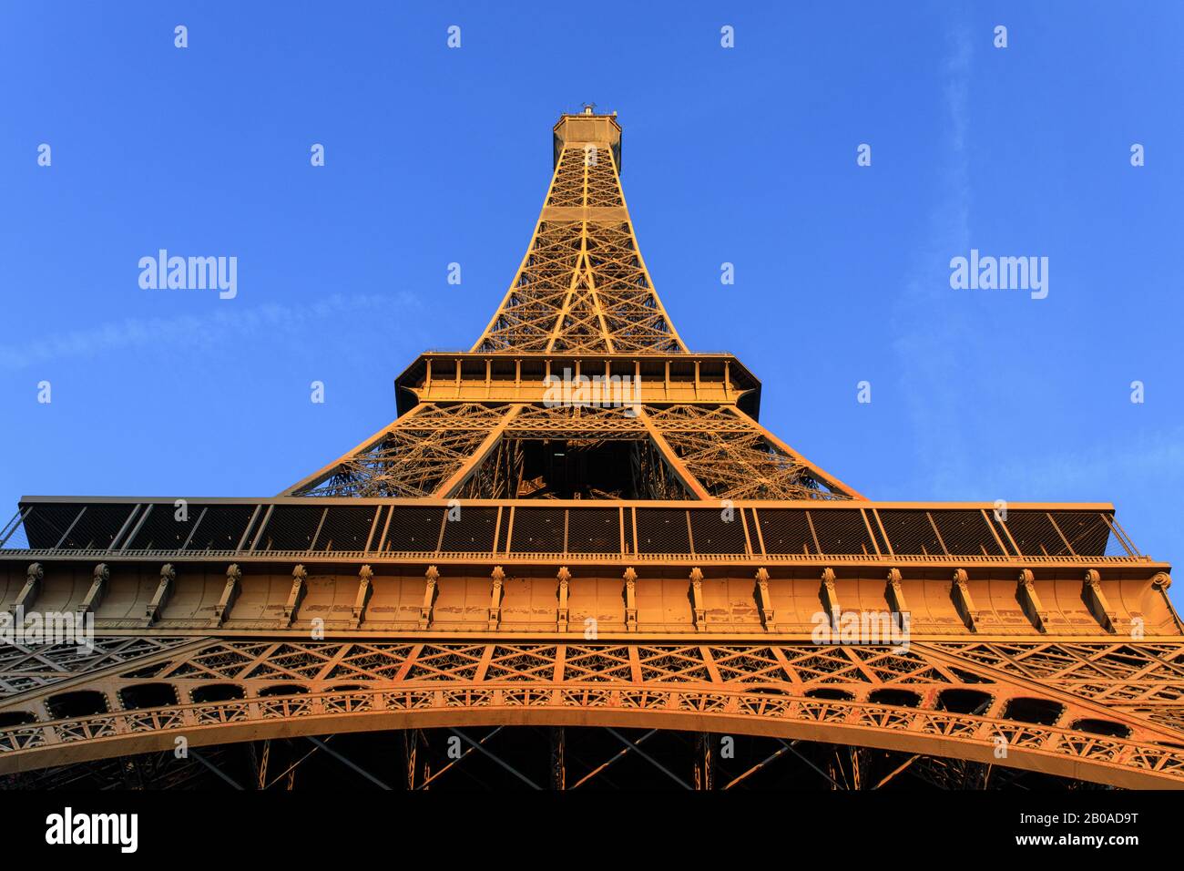La Torre Eiffel vista all'alba a Parigi, Francia. Foto Stock