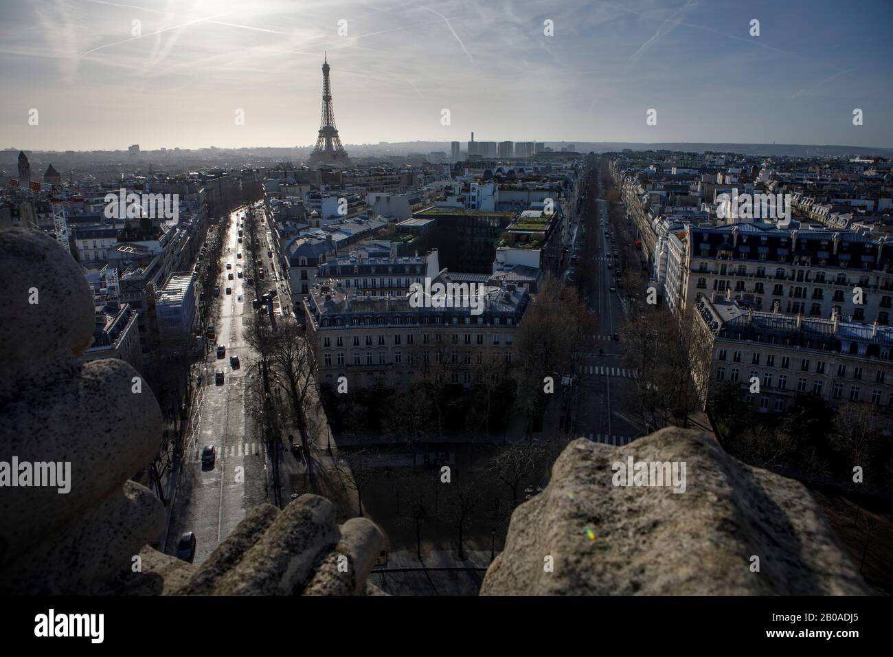 La Torre Eiffel vista dalla cima dell'Arco di Trionfo, Parigi Foto Stock