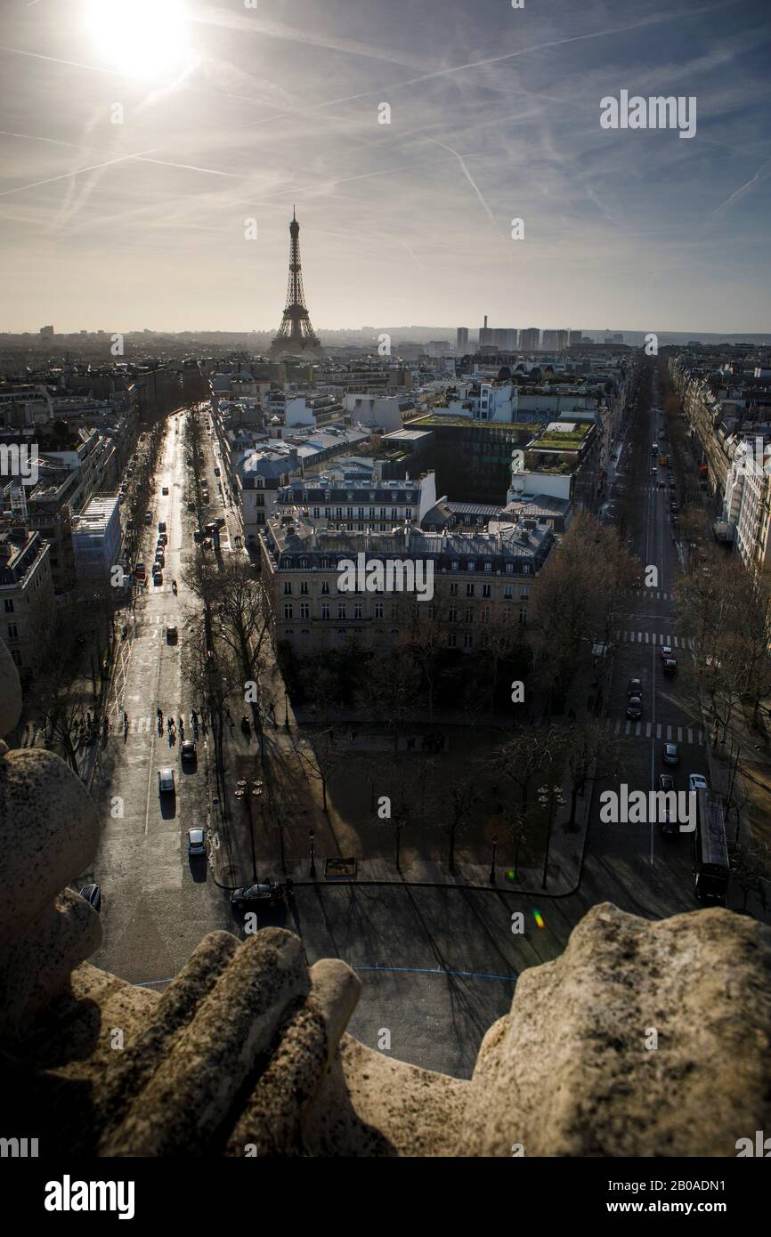 La Torre Eiffel vista dall'Arco di Trionfo a Parigi, Francia Foto Stock