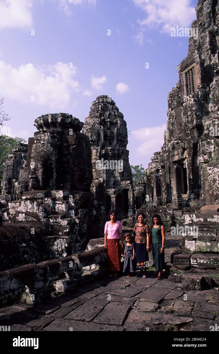 CAMBOGIA, ANGKOR, ANGKOR THOM, TEMPIO DI BAYON, PERSONE LOCALI Foto Stock