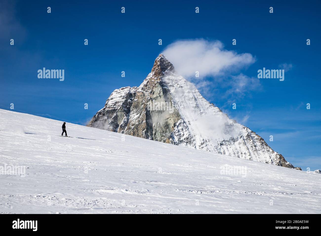 Sciare sotto la vetta del Cervino, Alpi svizzere Foto Stock