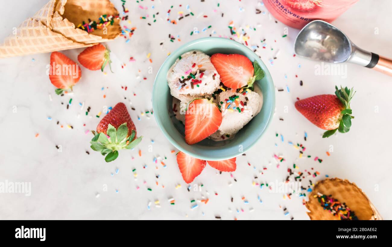 tavolo da dessert con gelato alla fragola Foto Stock