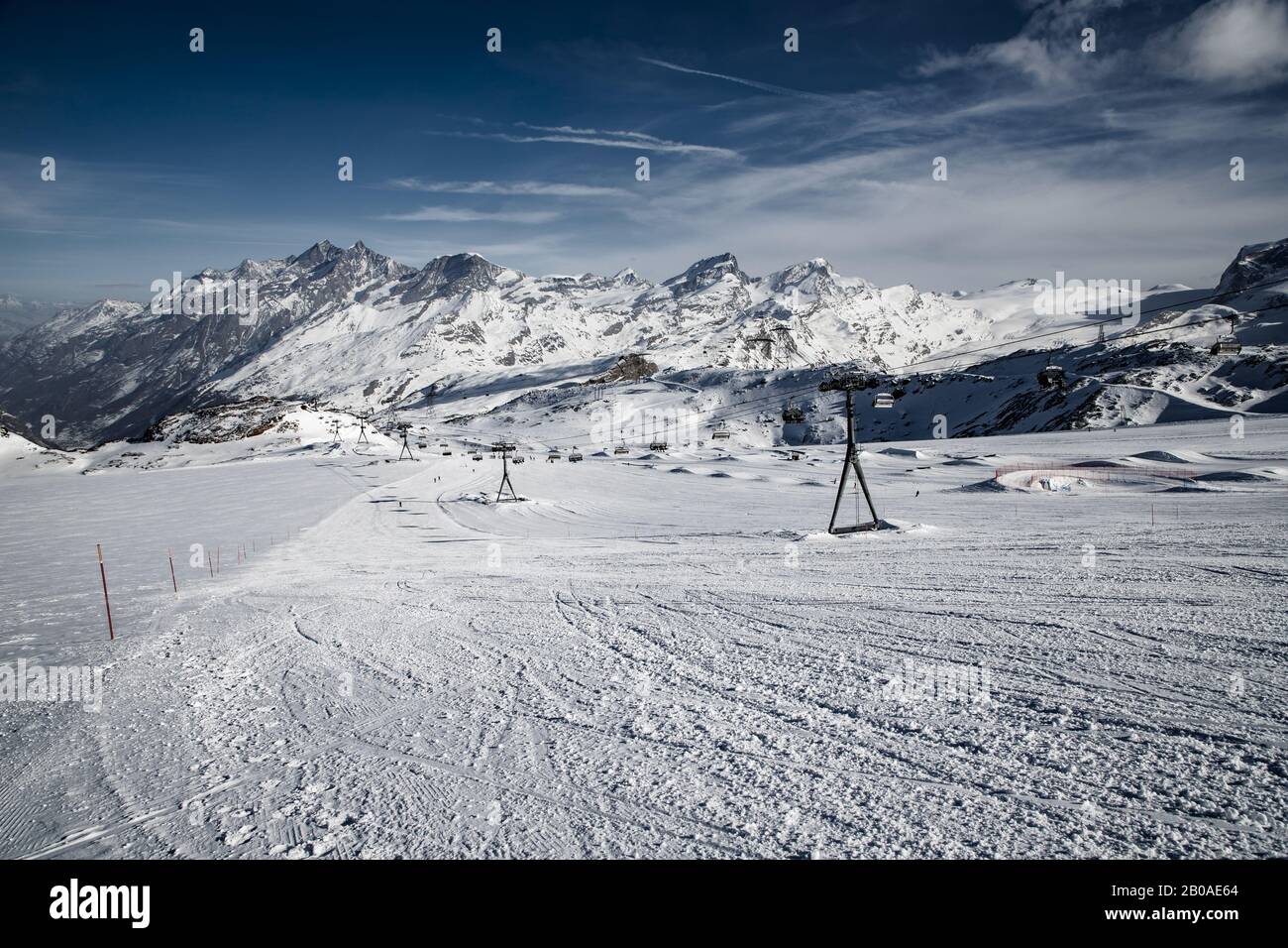 Sciare sotto la vetta del Cervino, Alpi svizzere Foto Stock