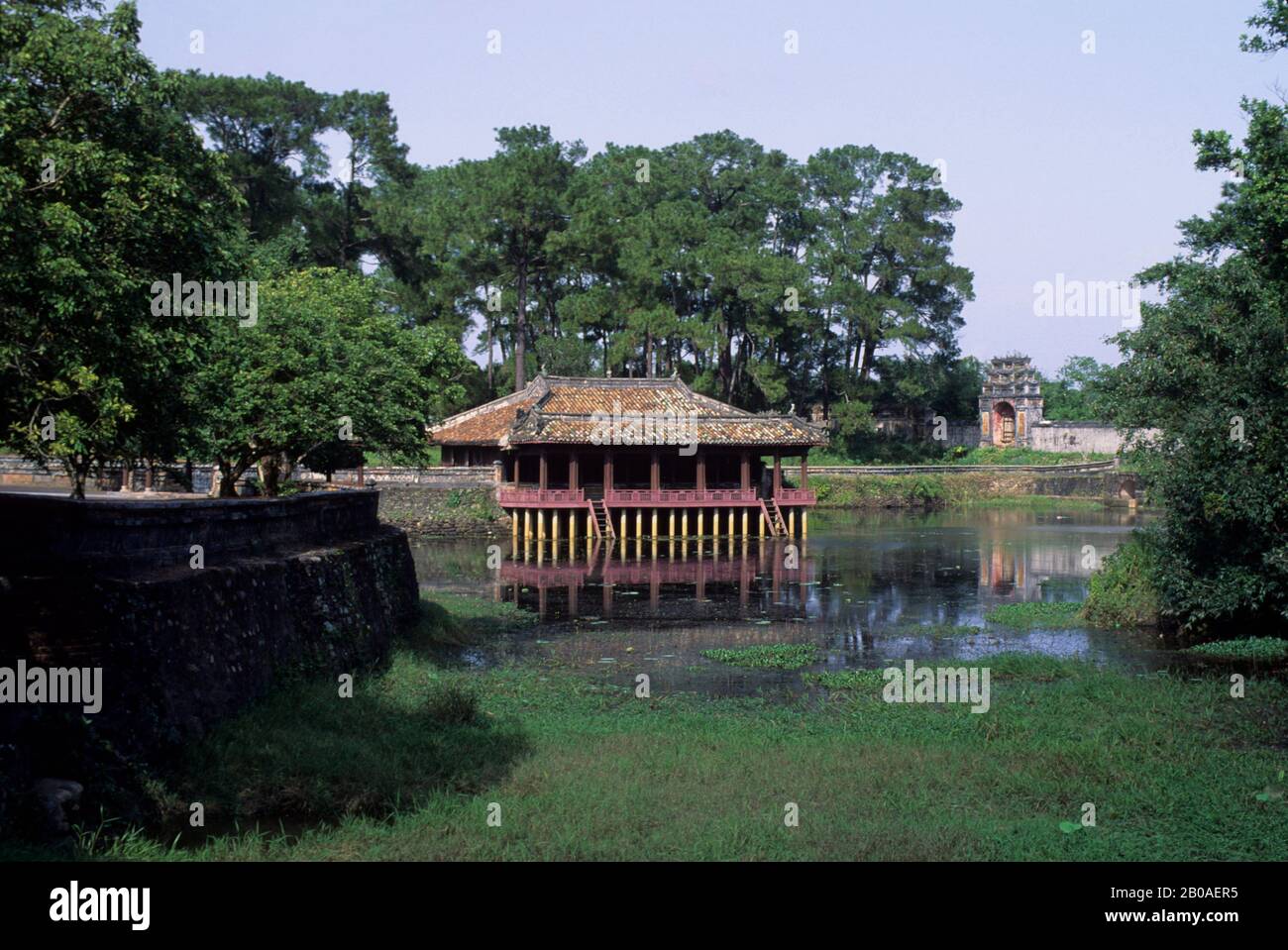 VIETNAM, HUE, TOMBA DI TU DUC, COSTRUITO TRA IL 1864-67 Foto Stock